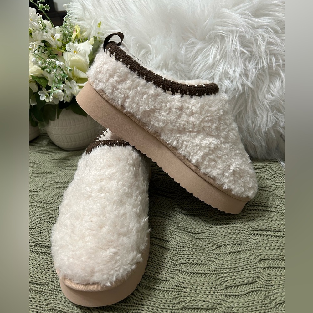 NWT Earth - Cream and Brown Slip-On Sherpa Shoes, Size 9w - Picture 3 of 6